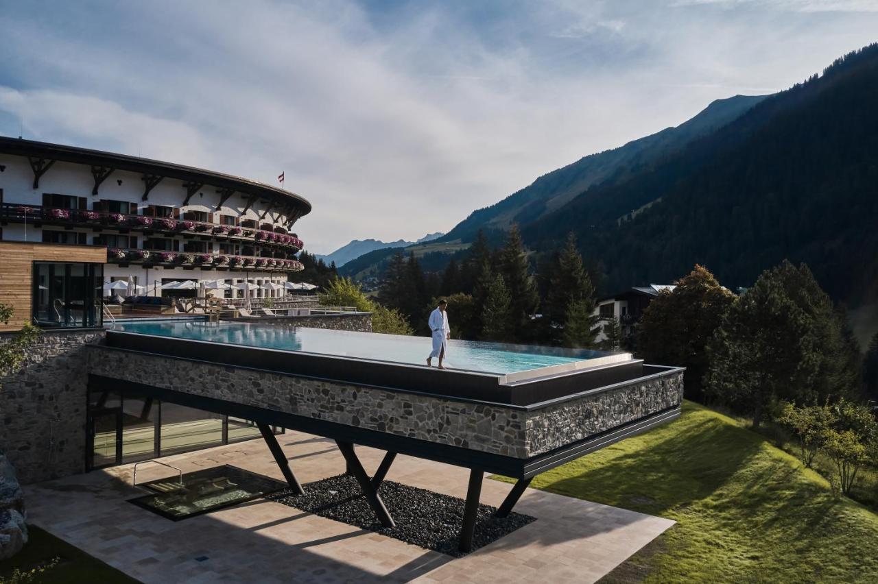 A-Rosa Ifen Hotel Kleinwalsertal Hirschegg  Exteriér fotografie The swimming pool at the Hotel Axelmannstein
