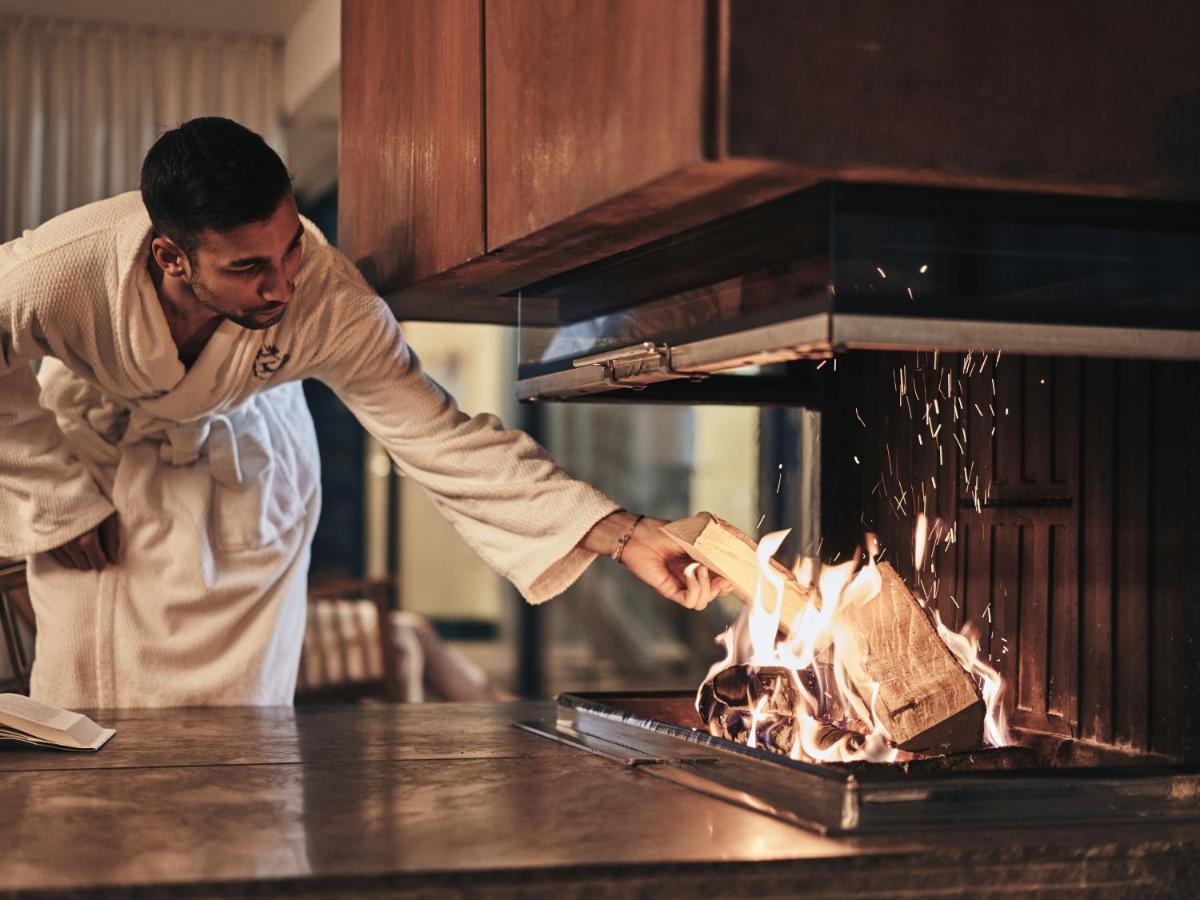 A-Rosa Ifen Hotel Kleinwalsertal Hirschegg  Exteriér fotografie A chef cooking with a blowtorch