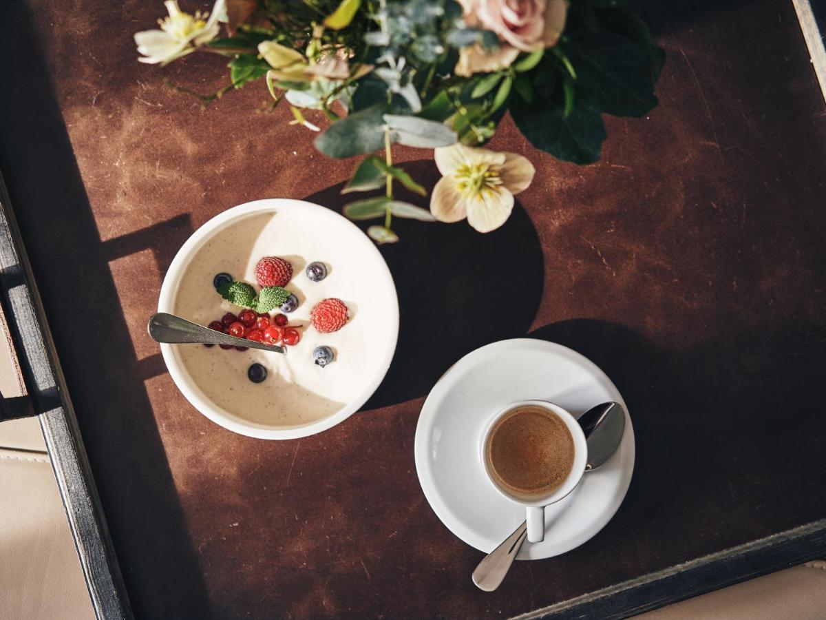 A-Rosa Ifen Hotel Kleinwalsertal Hirschegg  Exteriér fotografie A cup of coffee and a bowl of fruit