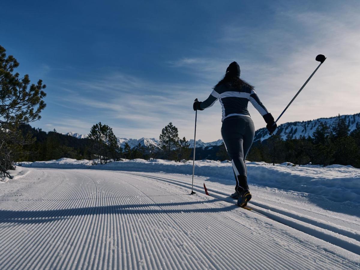 A-Rosa Ifen Hotel Kleinwalsertal Hirschegg  Exteriér fotografie Cross-country skier on a track
