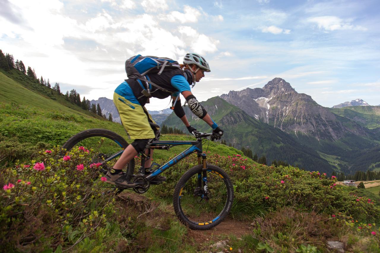 A-Rosa Ifen Hotel Kleinwalsertal Hirschegg  Exteriér fotografie A mountain biker in the Alps